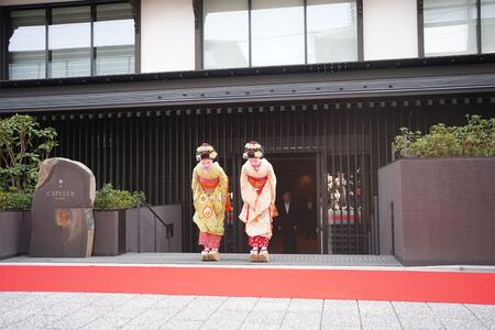 　ホテル「カペラ京都」（京都市東山区）の開業セレモニーでお辞儀をする舞妓（３月２２日撮影／Ｌｍａｇａ.ｊｐ）