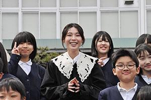 「伊香具小学校」の閉校式典＆イベントに登場した白石聖（3月22日／滋賀県長浜市）