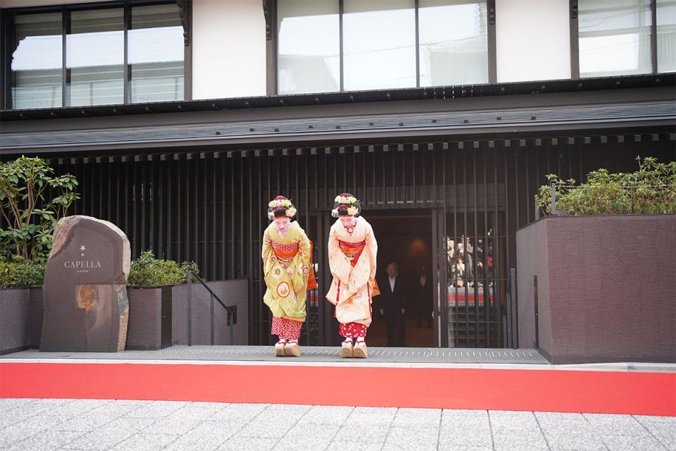 　ホテル「カペラ京都」（京都市東山区）の開業セレモニーでお辞儀をする舞妓（３月２２日撮影／Ｌｍａｇａ.ｊｐ）