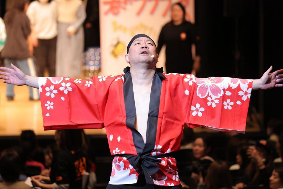 　『シャイニング盆踊り ｗｉｔｈ ＤＪ ＫＥＬＬＹ』で踊るレイザーラモンＲＧ（３月２２日/ＣＯＯＬ ＪＡＰＡＮ ＰＡＲＫ ＯＳＡＫＡ ＴＴホール）