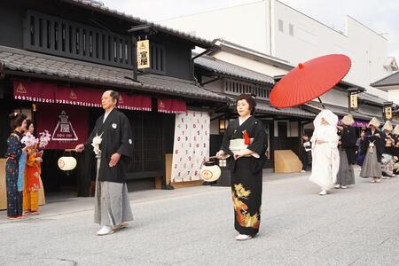 　「太秦映画村」の花嫁道中の様子（Ｌｍａｇａ.ｊｐ撮影）