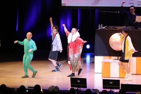 　『シャイニング盆踊り ｗｉｔｈ ＤＪ ＫＥＬＬＹ』で新曲の振り付けをレクチャーするレイザーラモンＲＧたち（３月２２日／ＣＯＯＬ ＪＡＰＡＮ ＰＡＲＫ ＯＳＡＫＡ ＴＴホール）