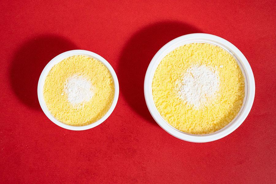 　ファミリーマート「天使のチーズケーキ」（２５０円）（写真左：通常品、右：増量品）