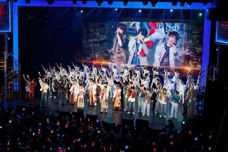 　『ほんまおおきに大阪松竹座』公演の様子。全員で『大阪ロマネスク』（３月２４日）