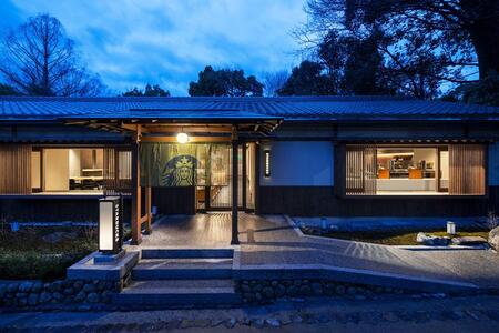 　「スターバックス 菊の溪店」夜の外観