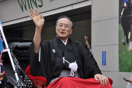 　『大阪松竹座　御名残道頓堀お練り』で手を振る片岡仁左衛門（３月２９日／大阪市中央区）