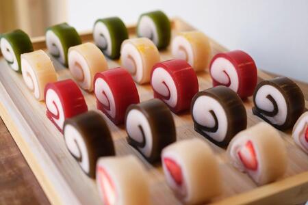 　「辻山久養堂」の源氏カット（各１個３７８円ほか）