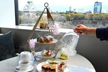 　「いちごと日本茶のアフタヌーンティー」「丹波の味どりの焼鳥 」の燻製パフォーマンスはシャッターチャンス！