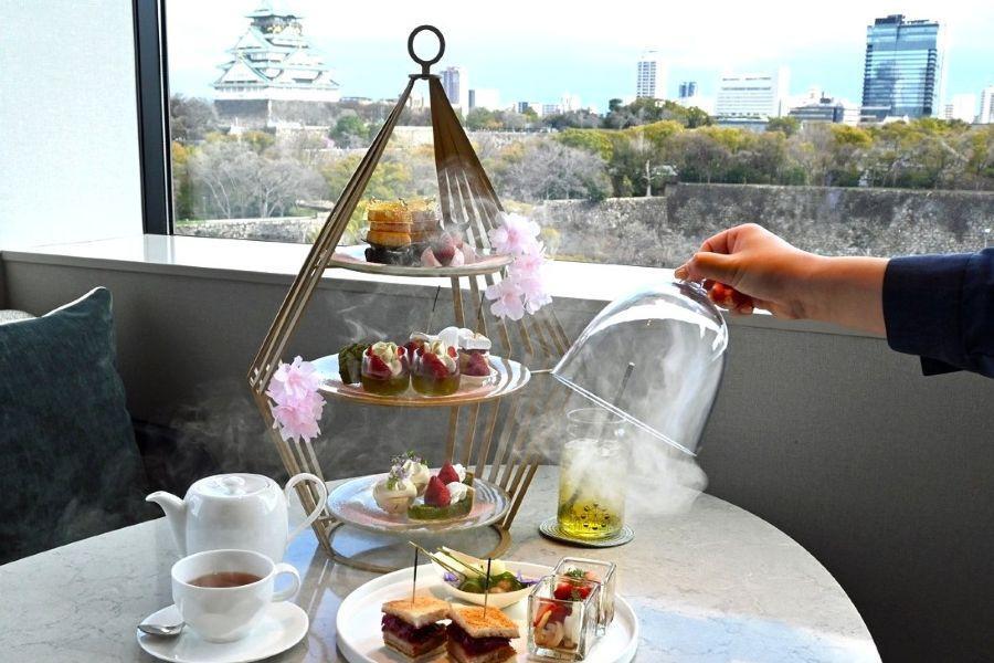 　「いちごと日本茶のアフタヌーンティー」「丹波の味どりの焼鳥 」の燻製パフォーマンスはシャッターチャンス！