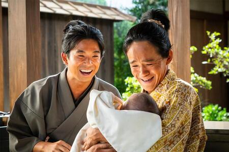 　『豊臣兄弟！』第１２回より。市の娘・茶々を抱く藤吉郎（写真右、池松壮亮）と、笑顔であやす小一郎（写真左、仲野太賀）　©ＮＨＫ