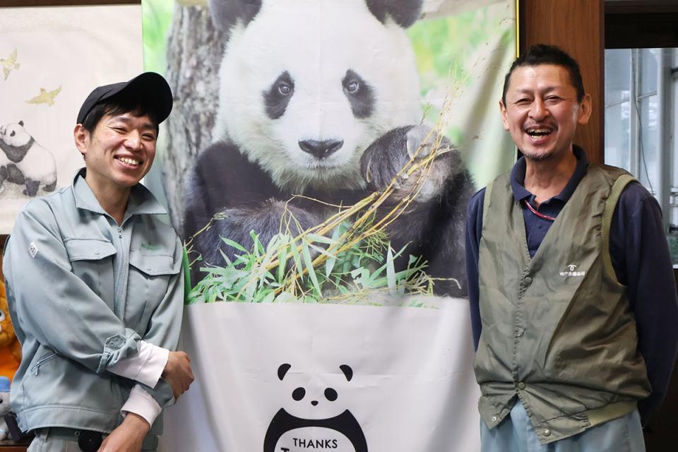 　石碑への感謝の気持ちを語る「神戸市立王子動物園」の“タン担”飼育員の梅元良次さん（左）と吉田憲一さん（右）（３月３１日／神戸市立王子動物園）