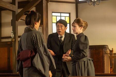 『風、薫る』第6回より。マッチ工場をクビになった直美（写真左、上坂樹里）の事情を聞き、憤る牧師・吉江善作（写真中央、原田泰造）と宣教師・メアリー（写真右、アニャ・フロリス）（C）NHK