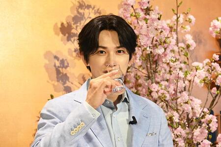 　サントリーのジャパニーズクラフトジン「ＲＯＫＵ」を試飲する町田啓太（４月８日・大阪市内・Ｌｍａｇａ.ｊｐ撮影）