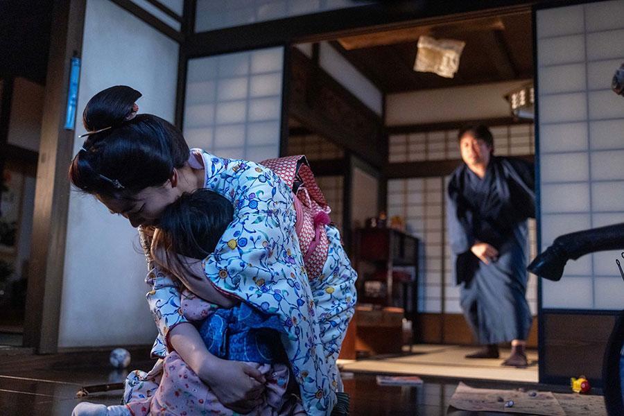 　『風、薫る』第８回より。酒を飲んで暴れる夫から、娘を守るりん（見上愛）　©ＮＨＫ