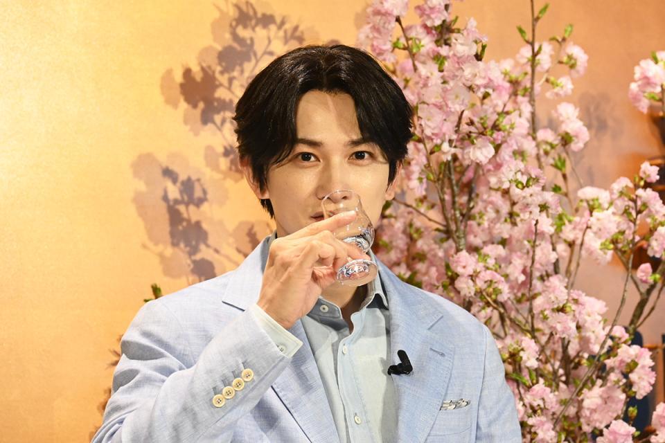 　サントリーのジャパニーズクラフトジン「ＲＯＫＵ」を試飲する町田啓太（４月８日・大阪市内・Ｌｍａｇａ.ｊｐ撮影）