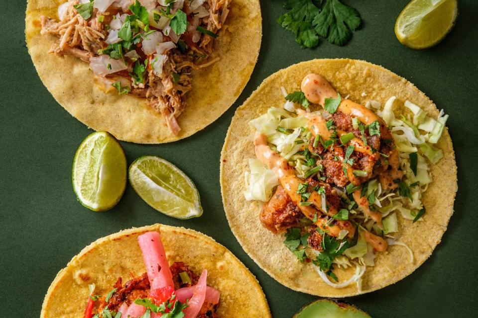 　『オラ！タコスパーティ』に登場する「タコスと肴と酒 タコフィニ」のポヨピビル（チキン）・カルニータス（ポーク）・カマロン（シュリンプ）３Ｐセット（1人前１８１５円）