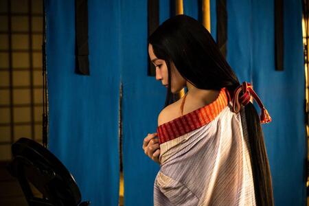 　『豊臣兄弟！』第１３回より。鏡で背中の傷を見る小一郎の妻・慶（吉岡里帆）©ＮＨＫ