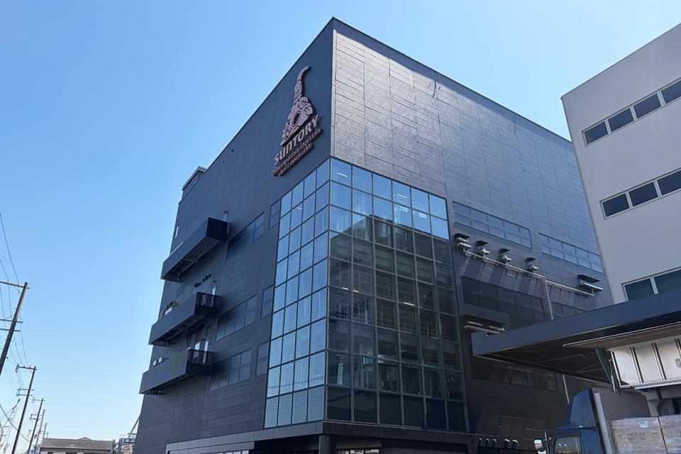 　黒を基調とした外観が目を惹くサントリー大阪工場内の「スピリッツ・リキュール工房」（Ｌｍａｇａ.ｊｐ撮影）