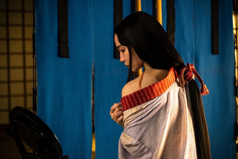 　『豊臣兄弟！』第１３回より。鏡で背中の傷を見る小一郎の妻・慶（吉岡里帆）©ＮＨＫ