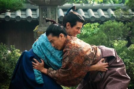 　『豊臣兄弟！』第１３回より。相撲をとる浅井長政（中島歩）と織田信長（小栗旬）©ＮＨＫ