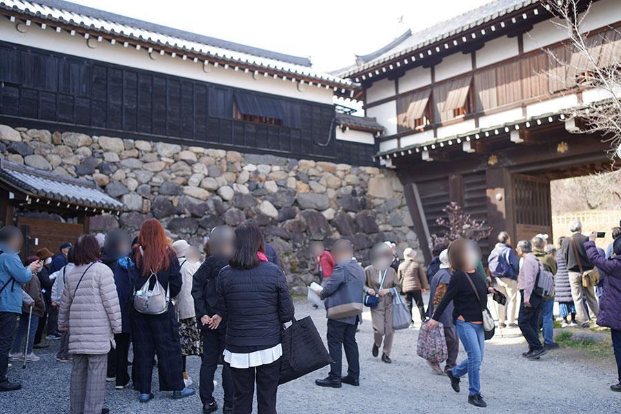 　「郡山城跡」（奈良県大和郡山市）の「追手門」には、観光バスツアーも度々到着し、平日の昼間に人だかりができていた（３月５日撮影／Ｌｍａｇａ.ｊｐ）