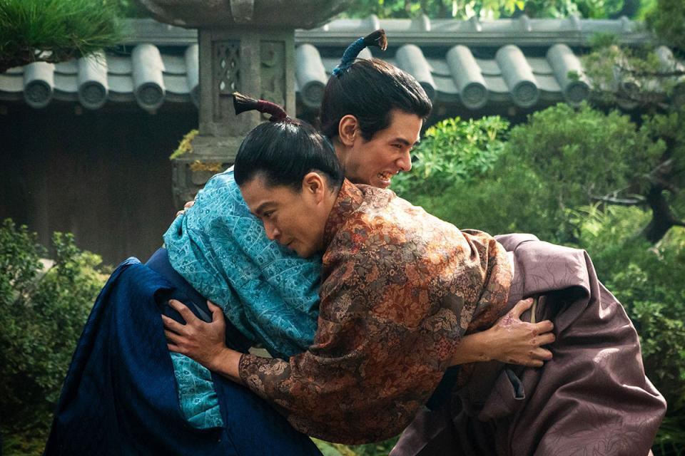 　『豊臣兄弟！』第１３回より。相撲をとる浅井長政（中島歩）と織田信長（小栗旬）©ＮＨＫ