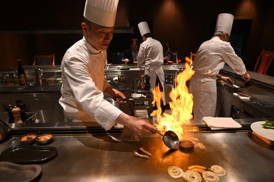 　シェフが目の前でフランベするステーキはシャッターチャンス！動画を撮るゲストが多いそう