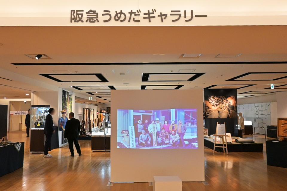 　『家族で紡ぐアイヌのてしごと』が開催されている「阪急うめだギャラリー」（Ｌｍａｇａ.ｊｐ撮影）