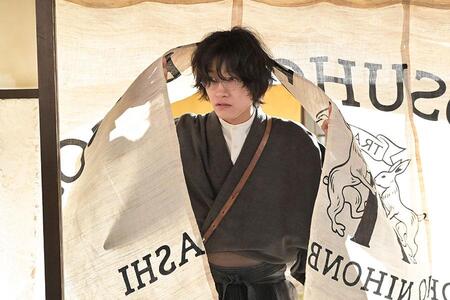 『風、薫る』第11回より。瑞穂屋を訪れた島田健次郎（佐野昌哉）（C）NHK