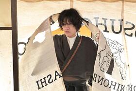 『風、薫る』第11回より。瑞穂屋を訪れた島田健次郎（佐野昌哉）（C）NHK