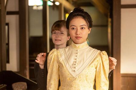 『風、薫る』第12回より。メアリー（写真左、アニャ・フロリス）に洋服を借りる直美（写真右、上坂樹里）（C）NHK