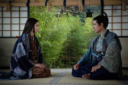 『豊臣兄弟！』第15回より。夫・浅井長政（中島歩）と話す織田信長の妹・市（宮�ｱあおい）（C）NHK