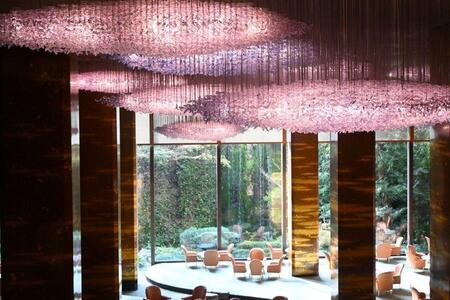 名門ホテルならではの「メインラウンジ」は有名ですが、実は3つのレストランでそれぞれのアフタヌーンティーを用意