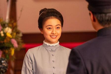 『風、薫る』第13回より。鹿鳴館を訪ねてきた海軍中尉・小日向栄介（藤原季節）に自己紹介する直美（上坂樹里）（C）NHK