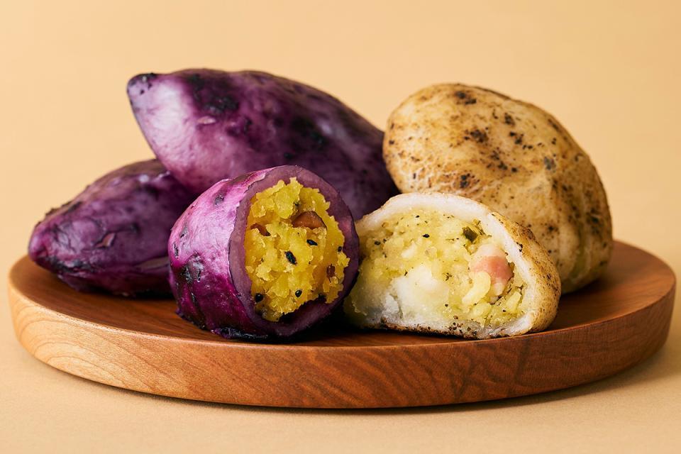 左から「コグマパン」、「カムジャパン」 （共に420円）