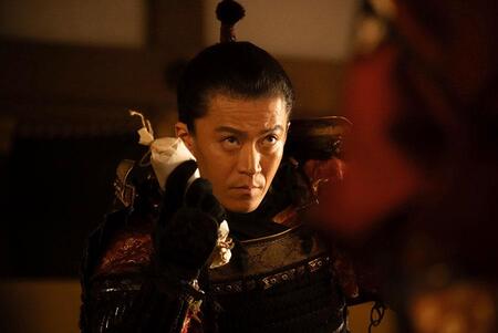 『豊臣兄弟！』第14回より。市から送られた小豆を手にする織田信長（小栗旬）（C）NHK