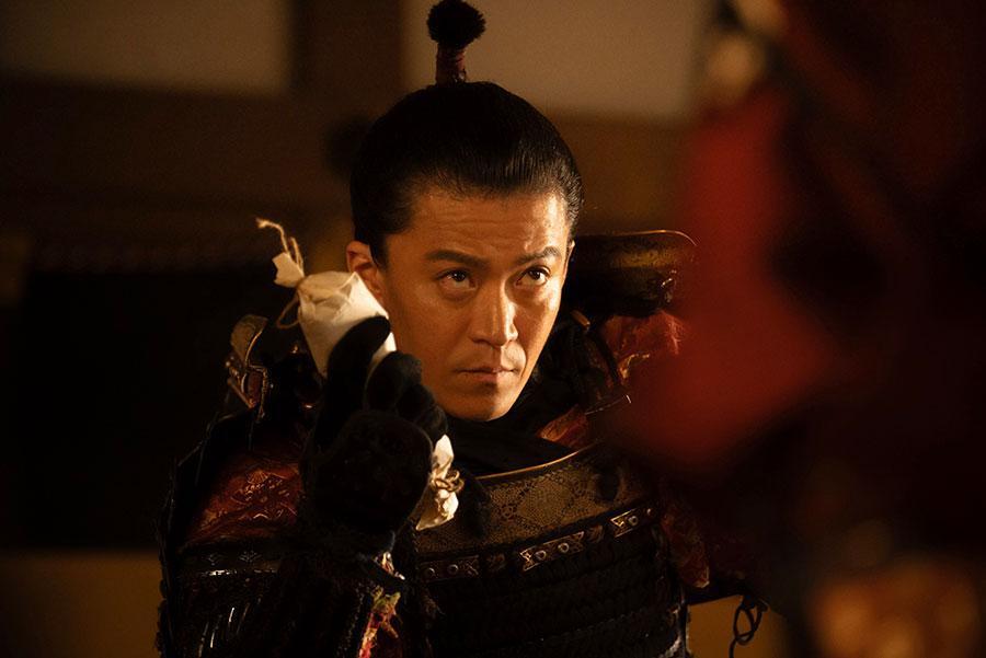 『豊臣兄弟！』第14回より。市から送られた小豆を手にする織田信長（小栗旬）（C）NHK