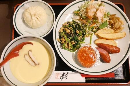 　ほうれん草と玉子炒め、中華ソーセージ、ポテト、茶碗蒸しなどの「モーニングＤセット」（８００円～）。メインは玉子粥、豚まん、水餃子から選べる