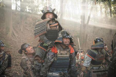 　『豊臣兄弟！』第１４回より。足を怪我した藤吉郎（池松壮亮）を担ぐ小一郎（仲野太賀）ら©ＮＨＫ