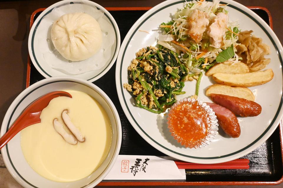 　ほうれん草と玉子炒め、中華ソーセージ、ポテト、茶碗蒸しなどの「モーニングＤセット」（８００円～）。メインは玉子粥、豚まん、水餃子から選べる