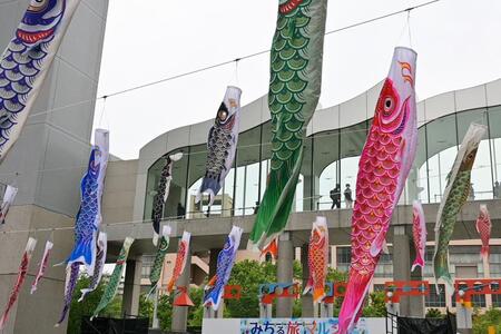 　『ビルの谷間の鯉のぼり』様子（Ｌｍａｇａ.ｊｐ撮影）