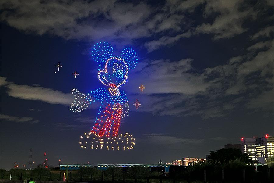 　「東京ディズニーリゾート・スペシャルドローンショー」の様子（２０２５年９月２１日・枚方市内 Ｌｍａｇａ.ｊｐ撮影）