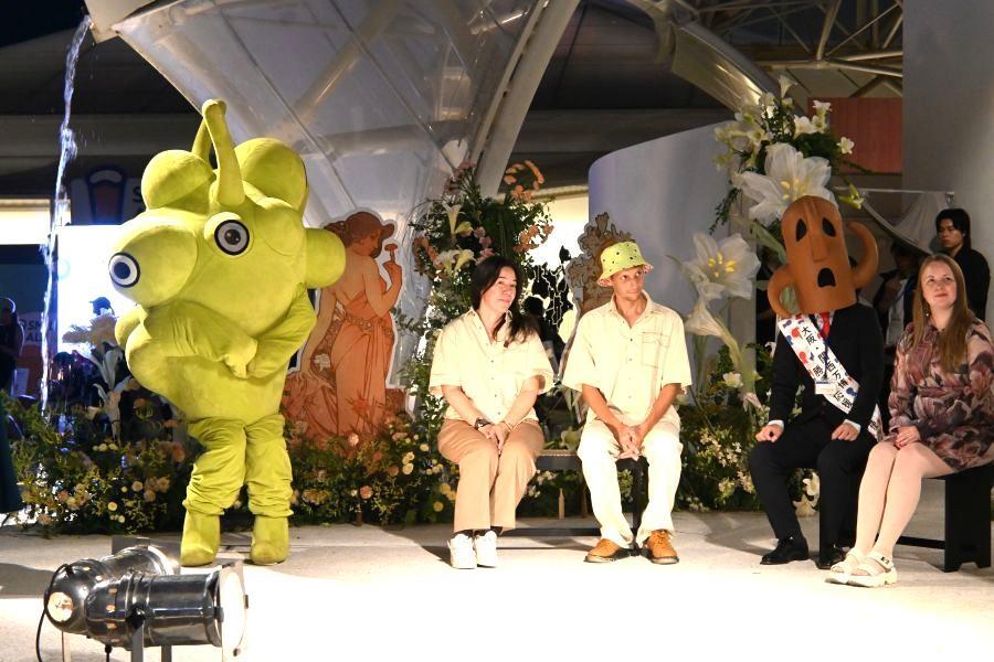 　チェコパビリオンのレネと、ハニワ部長がともに仲良くお茶会に参加「Ｃｒａｆｔｓｍａｎｓｈｉｐ Ｊｏｕｒｎｅｙ 堺の匠が織りなす、ミュシャの世界」（９月／大阪・関西万博　Ｌｍａｇａ.ｊｐ編集部撮影）