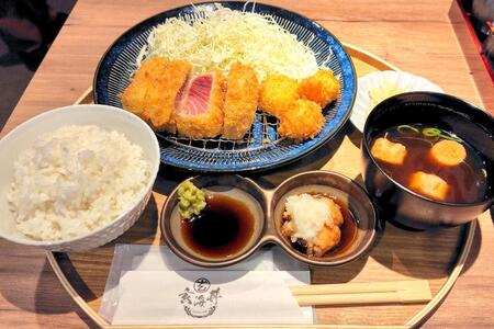 　看板メニューの「中トロレアカツ（赤出汁付き）」（２９００円）。ホタテフライも付いている