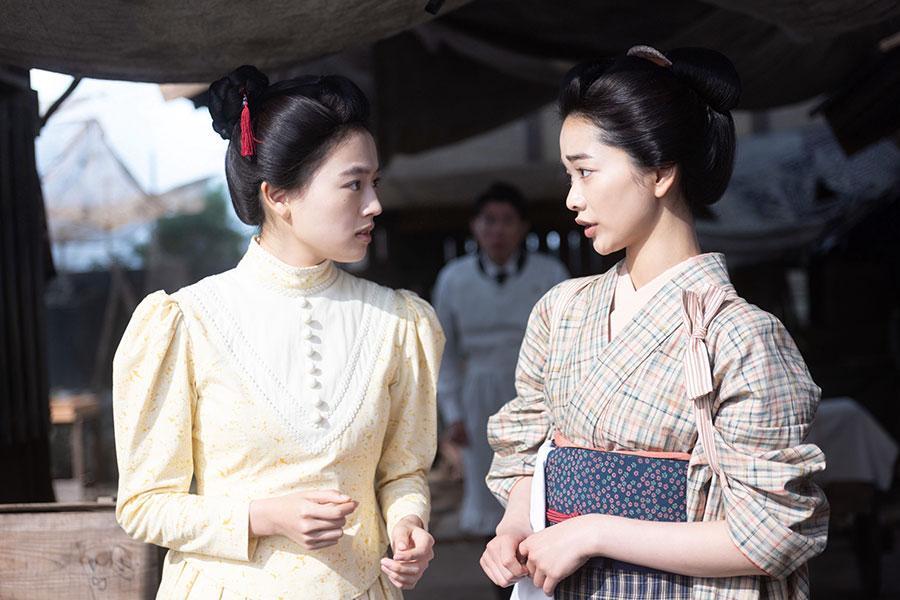 　『風、薫る』第１６回より。炊き出しの手伝いの最中に話す直美（写真左、上坂樹里）とりん（写真右、見上愛）　©ＮＨＫ