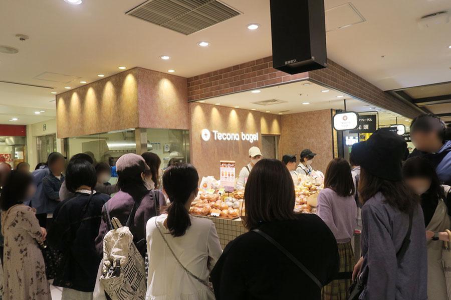 「tecona bagel（テコナベーグル）大丸梅田店」初日オープン直後の様子（4月20日・大阪市北区／Lmaga.jp撮影）