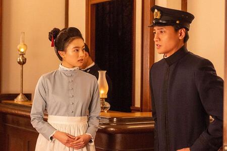 『風、薫る』第17回より。鹿鳴館の入口で、通行証が無いと慌てる海軍中尉・小日向（藤原季節）に声をかける直美（上坂樹里）（C）NHK