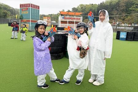 　雨が降ても元気いっぱい「ネスタリゾート神戸」にはレインコート姿で園内を満喫する人たちの姿が