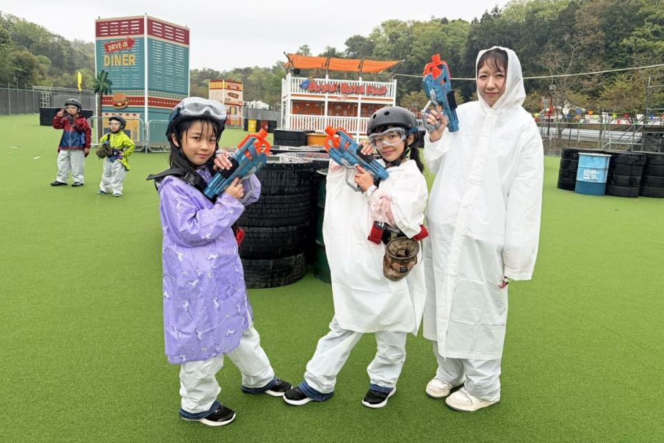 　雨が降ても元気いっぱい「ネスタリゾート神戸」にはレインコート姿で園内を満喫する人たちの姿が