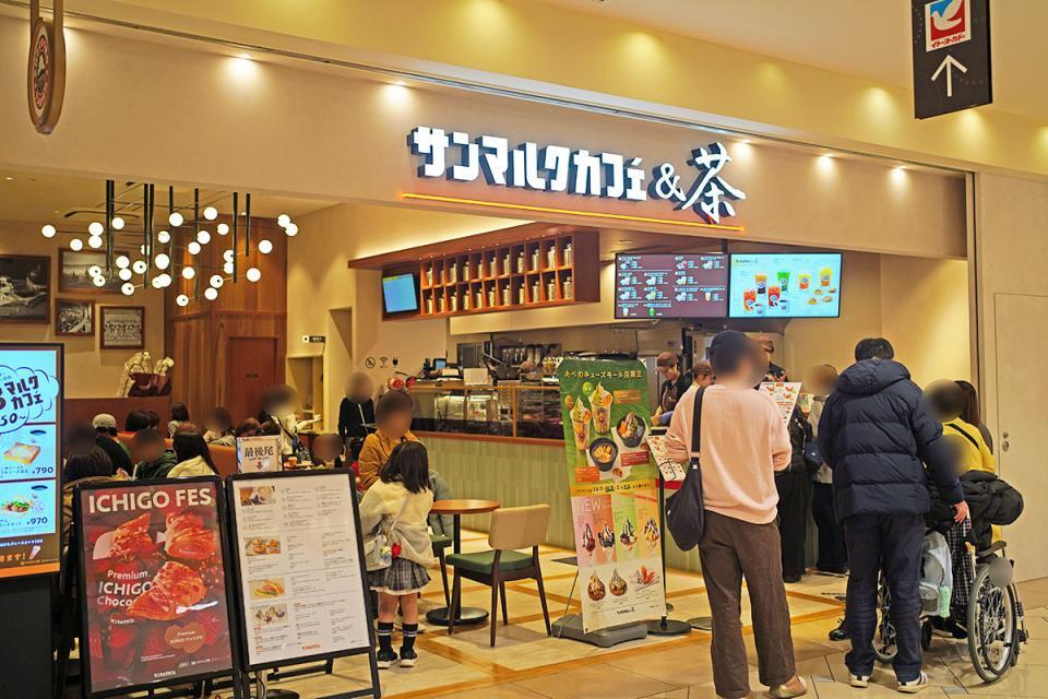 　「サンマルクカフェ＆茶 あべのキューズモール店」（大阪市阿倍野区）外観。平日の１４時３０分頃にもかかわらず、レジ待ちの行列ができていた（４月７日／Ｌｍａｇａ.ｊｐ撮影）